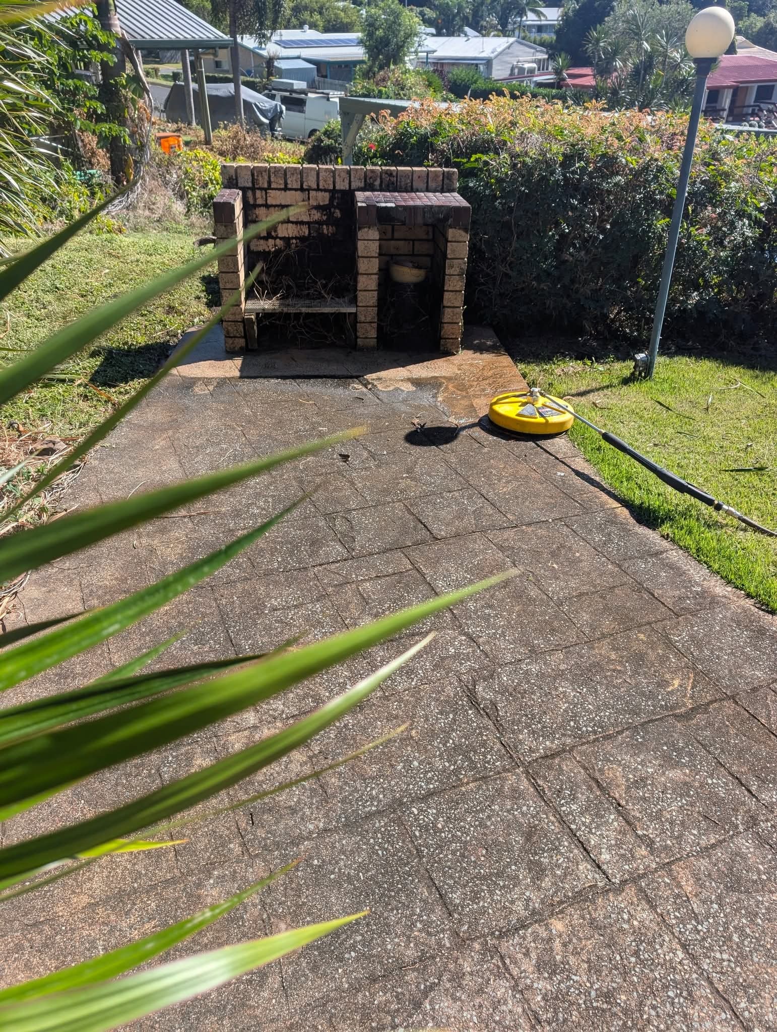 Outdoor entertaining area pressure cleaning before and after